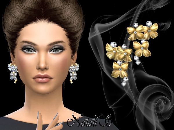 NataliS_Massive metal flower earrings.jpg