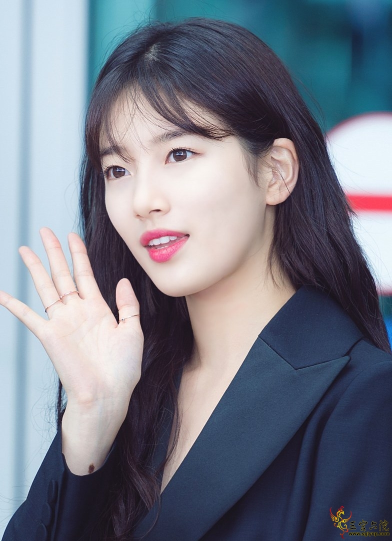 Bae_Suzy_at_Incheon_Airport_on_July_18,_2017_(3).jpg